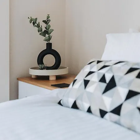 2 Bed 2 Bath Apartment Close To City Ctre Sleeps 5 -Free Parking-3