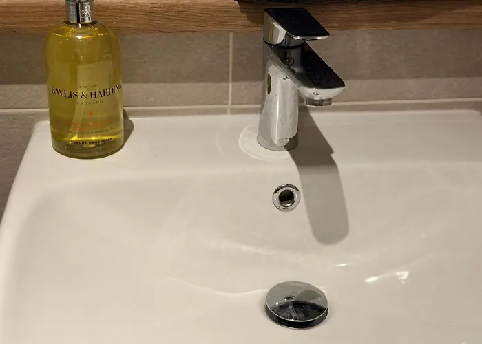The Urban Escape In Media City - A Private Room And Bathroom In A Shared Apartment